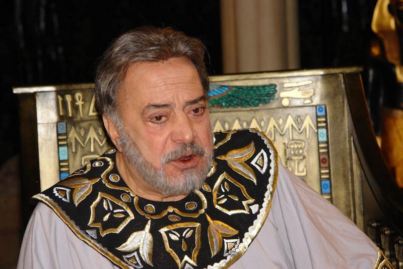 بالصورة: المرض يغير ملامح الفنان يوسف شعبان في ظهوره الأول بعد أزمته الأخيرة